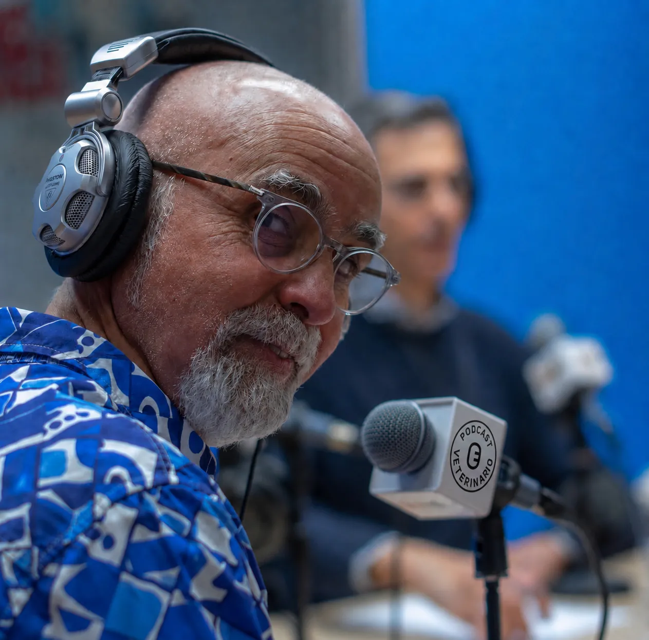 Grabación de Podcast Veterinario en el estudio, con micrófono y auriculares